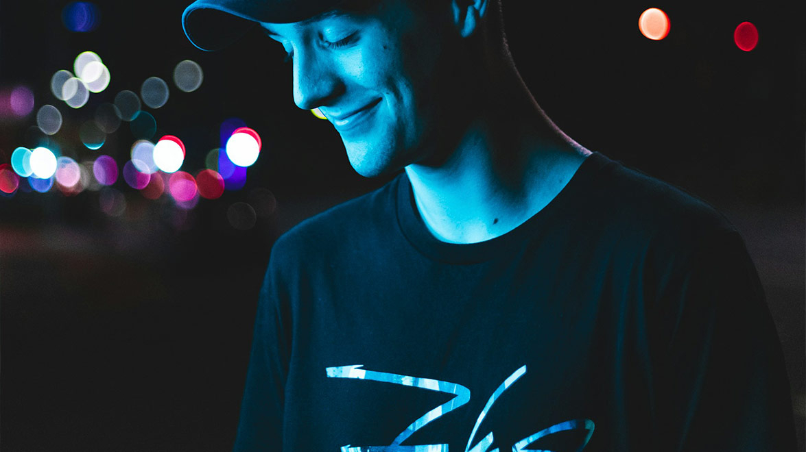 estampado-glow-en-camisetas-para-eventos-nocturnos